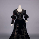 EMBROIDERED SILK VELVET &amp; CHANTILLY LACE DINNER DRESS, 1890s